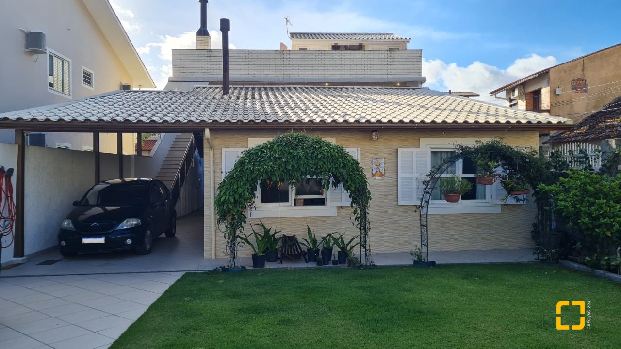 Casa com 305m², 6 quartos (sendo 3 suítes), 3 garagens, no bairro Pântano do Sul em Florianópolis
