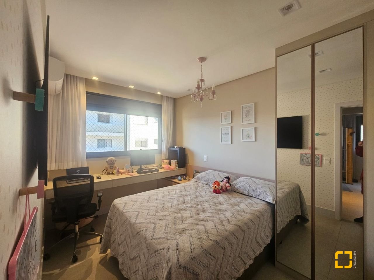 Apartamento com 94m², 4 quartos (sendo 1 suíte), 2 garagens, no bairro Estreito em Florianópolis