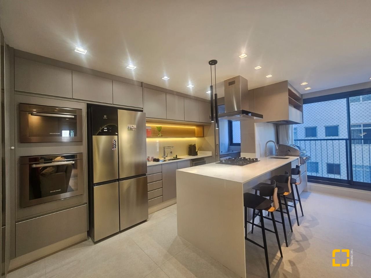 Apartamento com 94m², 4 quartos (sendo 1 suíte), 2 garagens, no bairro Estreito em Florianópolis
