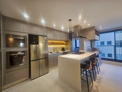 Apartamento com 94m², 4 quartos (sendo 1 suíte), 2 garagens, no bairro Estreito em Florianópolis