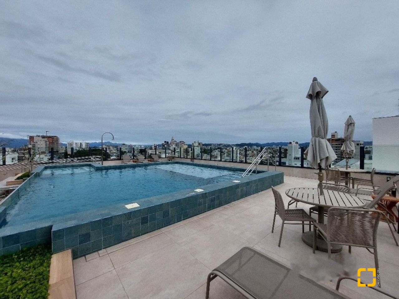 Apartamento com 94m², 4 quartos (sendo 1 suíte), 2 garagens, no bairro Estreito em Florianópolis