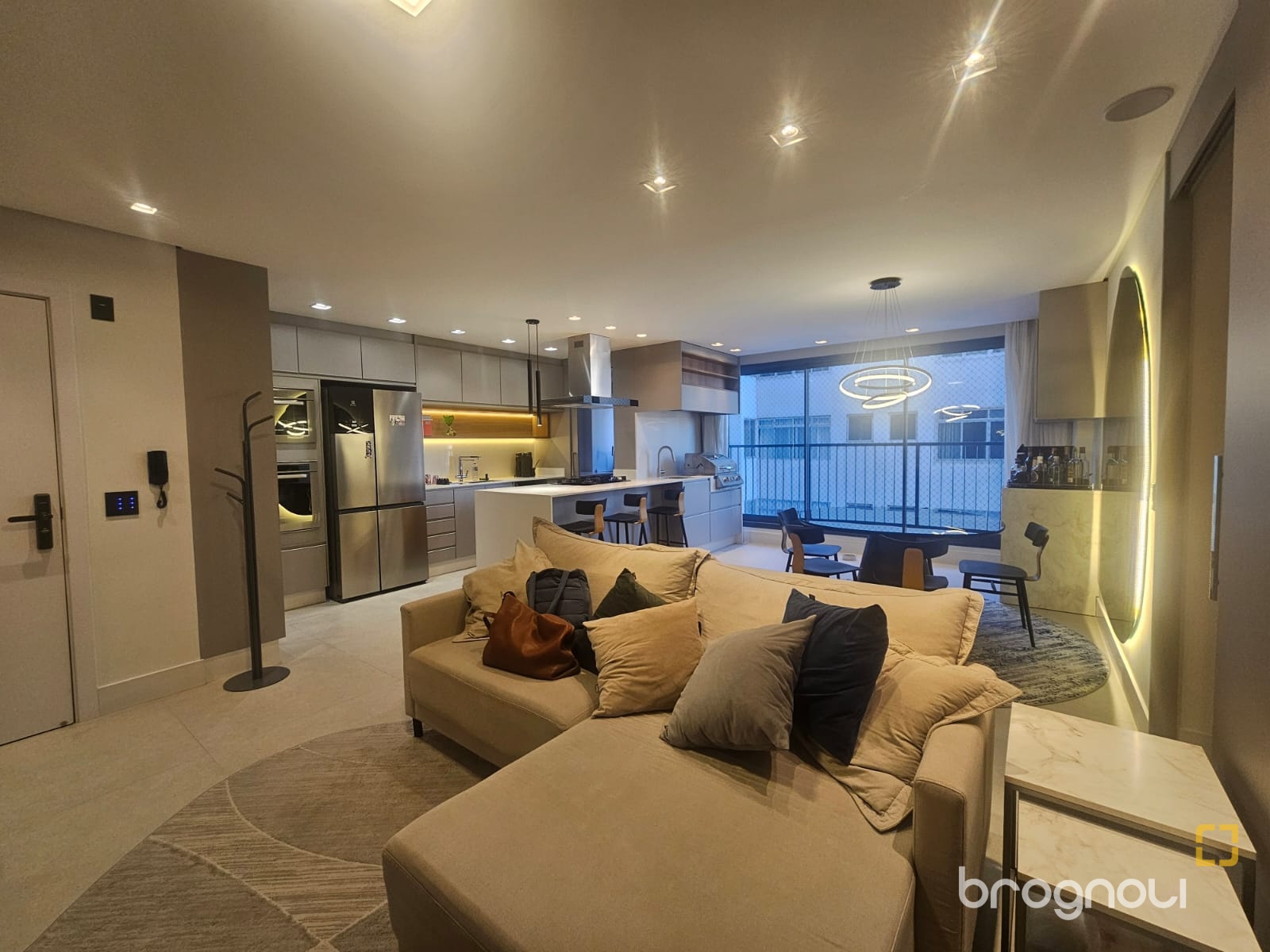 Apartamento com 94m², 3 quartos (sendo 1 suíte), 2 garagens, no bairro Estreito em Florianópolis