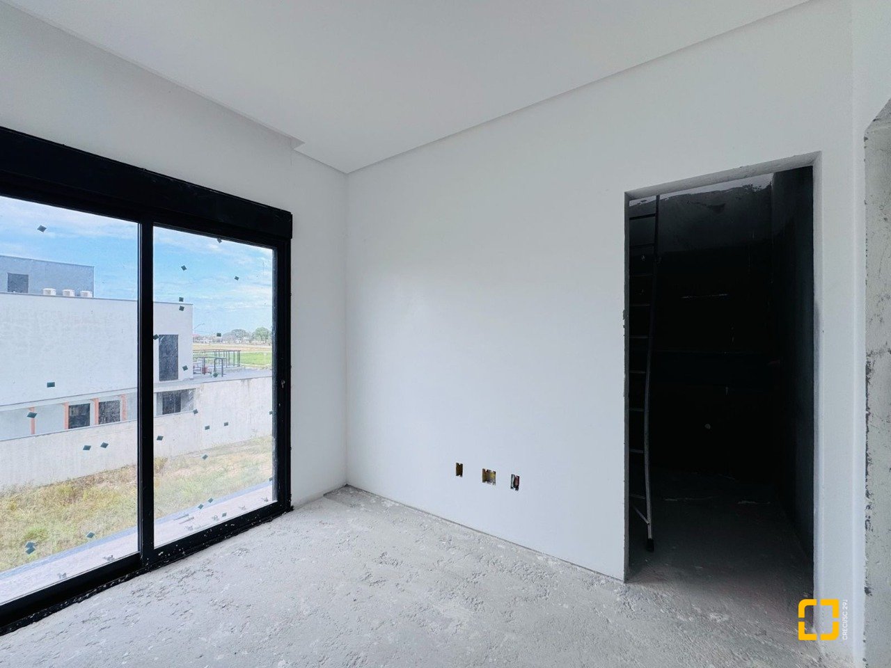 Casa com 174m², 6 quartos (sendo 3 suítes), 2 garagens, no bairro Campeche em Florianópolis