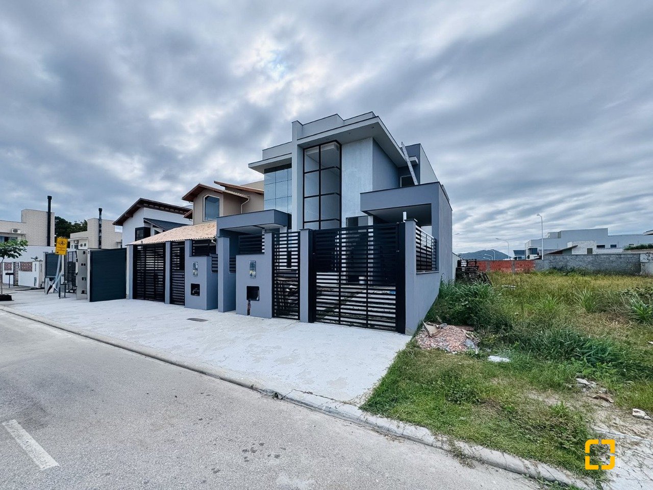 Casa com 174m², 6 quartos (sendo 3 suítes), 2 garagens, no bairro Campeche em Florianópolis
