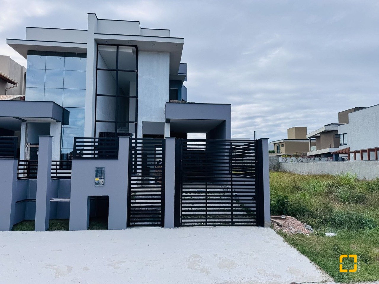 Casa com 174m², 6 quartos (sendo 3 suítes), 2 garagens, no bairro Campeche em Florianópolis