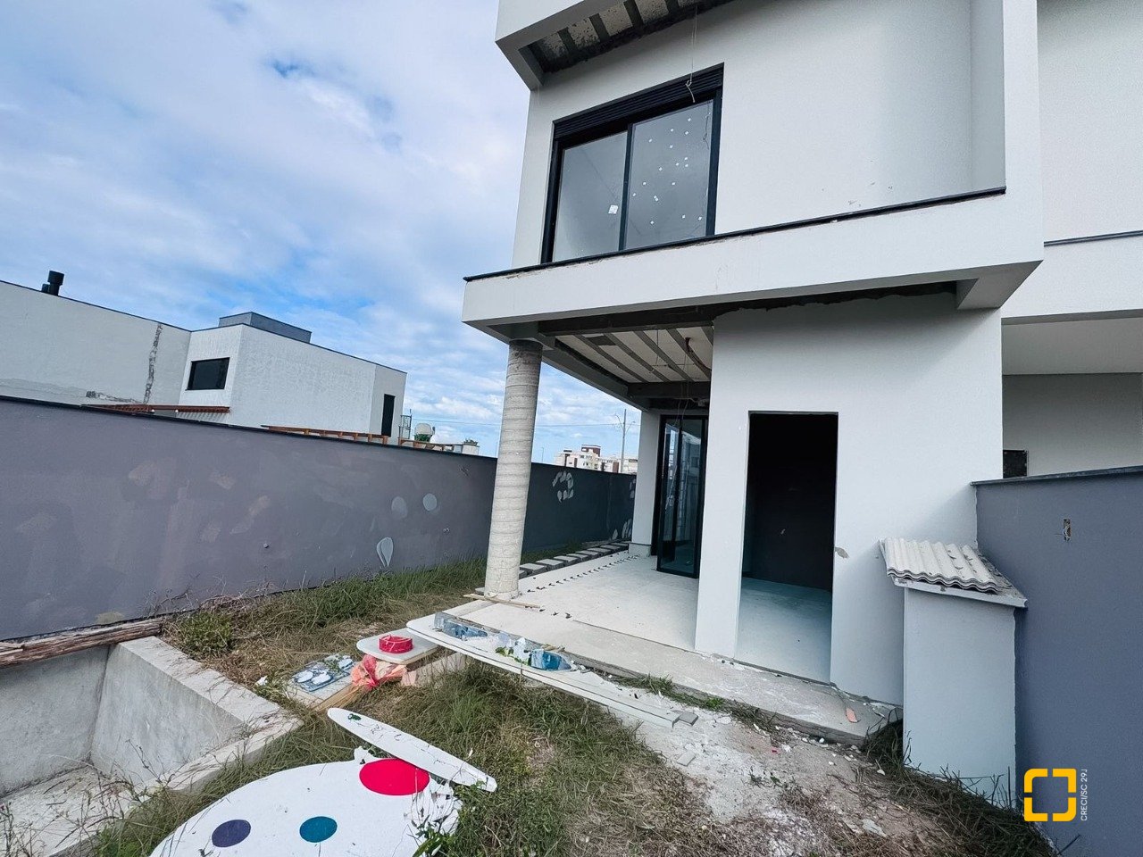Casa com 174m², 6 quartos (sendo 3 suítes), 2 garagens, no bairro Campeche em Florianópolis