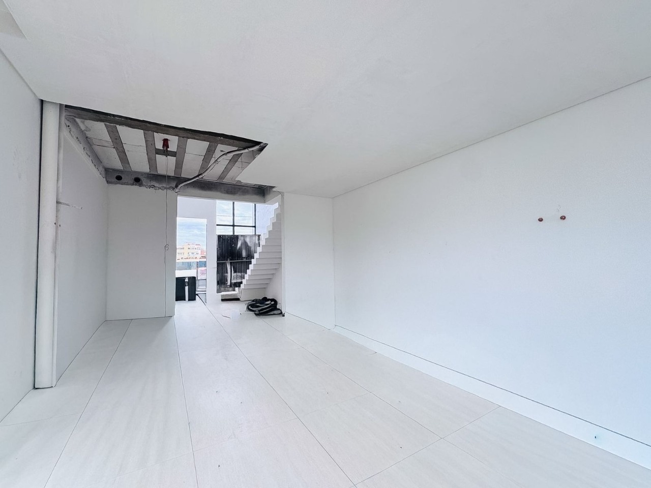 Casa com 174m², 6 quartos (sendo 3 suítes), 2 garagens, no bairro Campeche em Florianópolis