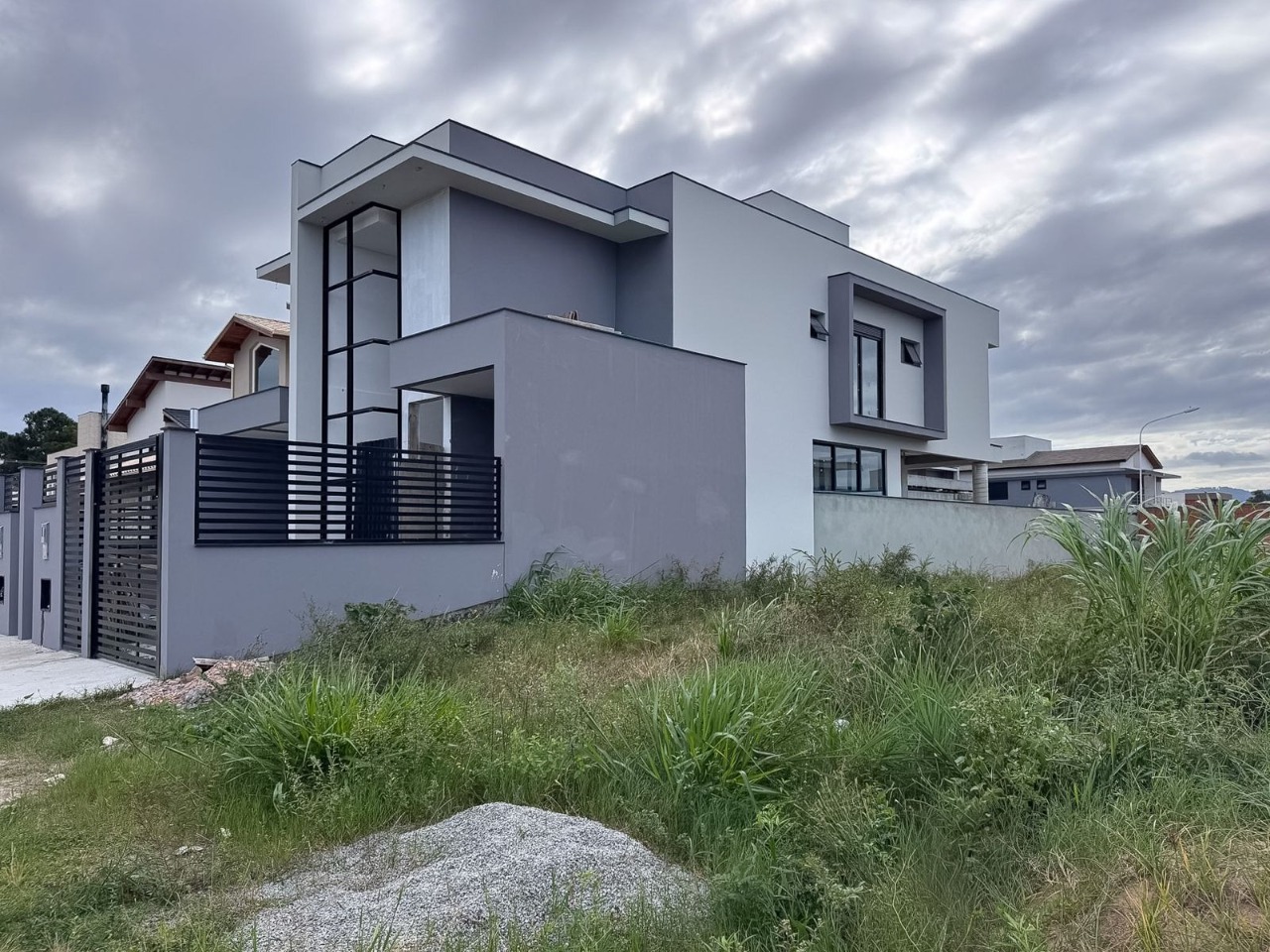 Casa com 174m², 6 quartos (sendo 3 suítes), 2 garagens, no bairro Campeche em Florianópolis