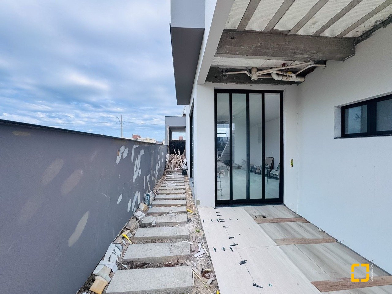 Casa com 174m², 6 quartos (sendo 3 suítes), 2 garagens, no bairro Campeche em Florianópolis