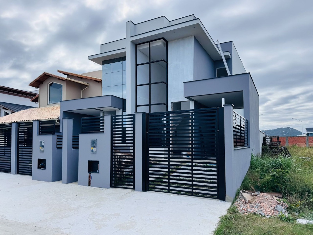 Casa com 174m², 6 quartos (sendo 3 suítes), 2 garagens, no bairro Campeche em Florianópolis