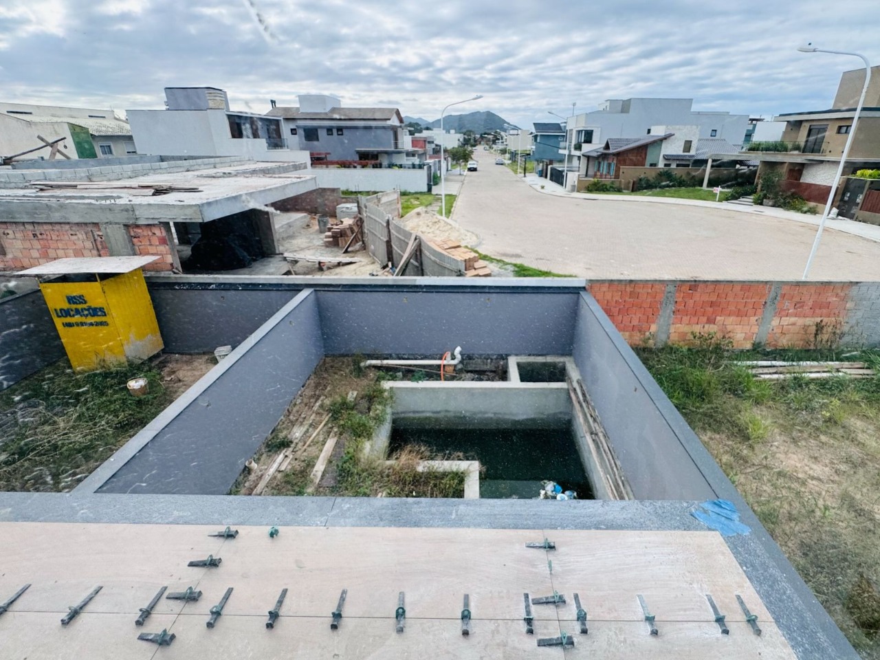 Casa com 174m², 6 quartos (sendo 3 suítes), 2 garagens, no bairro Campeche em Florianópolis