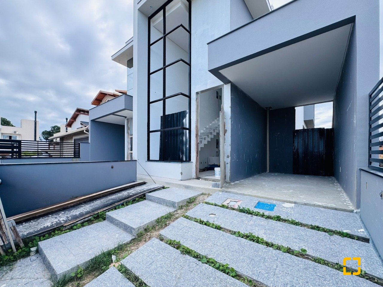 Casa com 174m², 6 quartos (sendo 3 suítes), 2 garagens, no bairro Campeche em Florianópolis