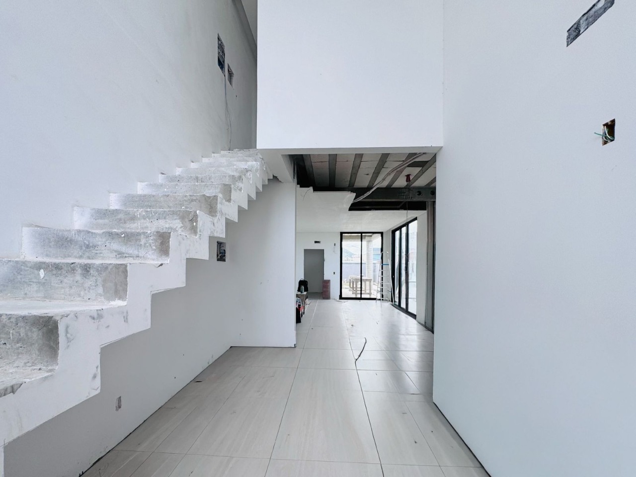 Casa com 174m², 6 quartos (sendo 3 suítes), 2 garagens, no bairro Campeche em Florianópolis