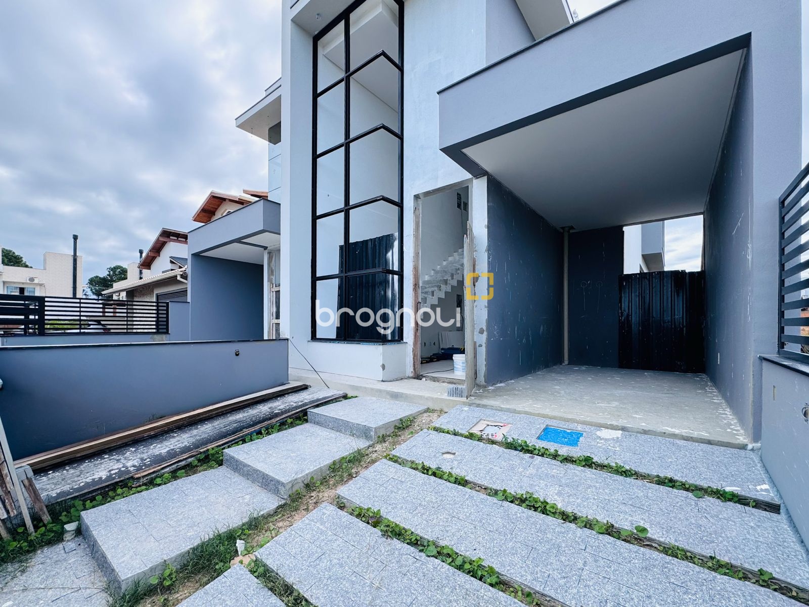Casa com 174m², 3 quartos (sendo 3 suítes), 2 garagens, no bairro Campeche em Florianópolis