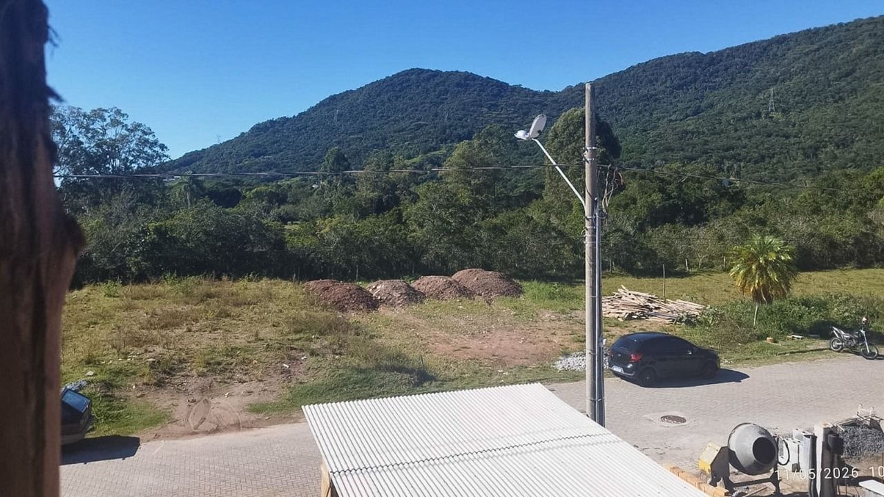 Casa com 117m², 4 quartos (sendo 1 suíte), 2 garagens, no bairro Ribeirão da Ilha em Florianópolis