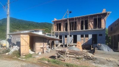 Casa com 117m², 4 quartos (sendo 1 suíte), 2 garagens, no bairro Ribeirão da Ilha em Florianópolis