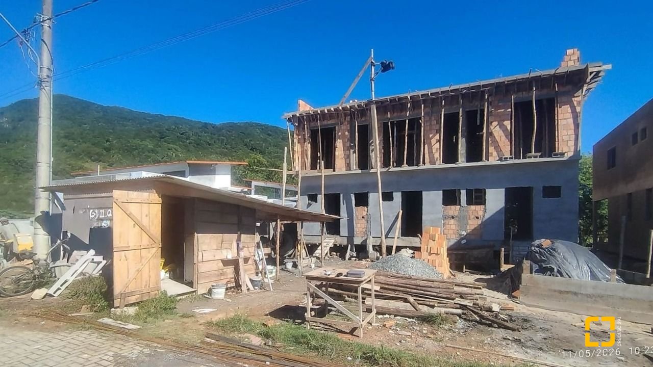 Casa com 119m², 4 quartos (sendo 1 suíte), 2 garagens, no bairro Ribeirão da Ilha em Florianópolis