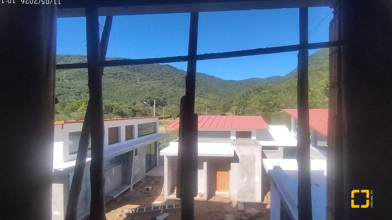 Casa com 119m², 4 quartos (sendo 1 suíte), 2 garagens, no bairro Ribeirão da Ilha em Florianópolis