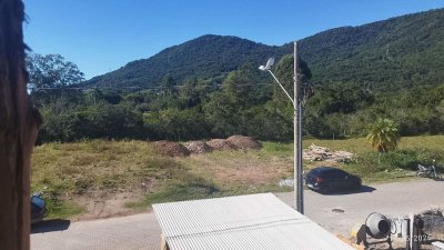 Casa com 119m², 4 quartos (sendo 1 suíte), 2 garagens, no bairro Ribeirão da Ilha em Florianópolis
