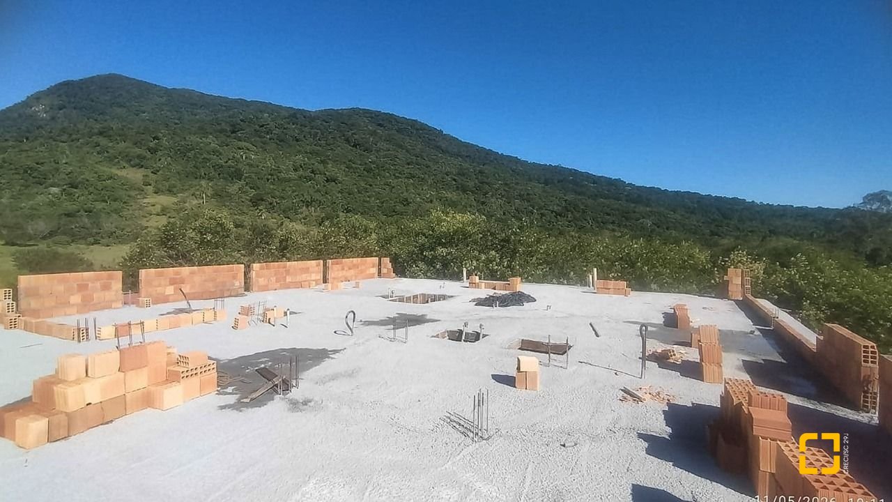 Casa com 117m², 4 quartos (sendo 1 suíte), 2 garagens, no bairro Ribeirão da Ilha em Florianópolis