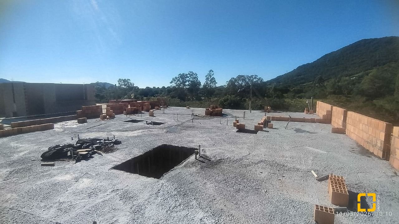 Casa com 117m², 4 quartos (sendo 1 suíte), 2 garagens, no bairro Ribeirão da Ilha em Florianópolis