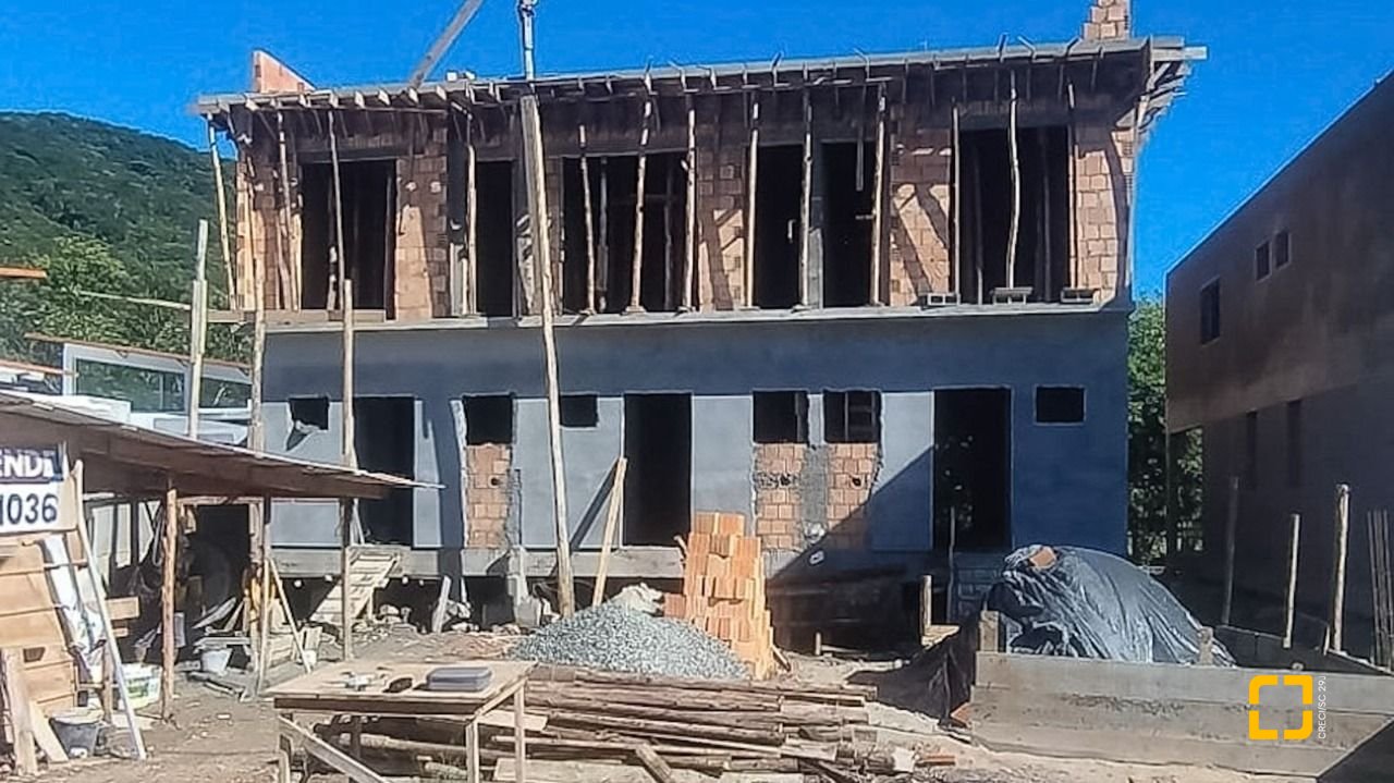 Casa com 117m², 4 quartos (sendo 1 suíte), 2 garagens, no bairro Ribeirão da Ilha em Florianópolis