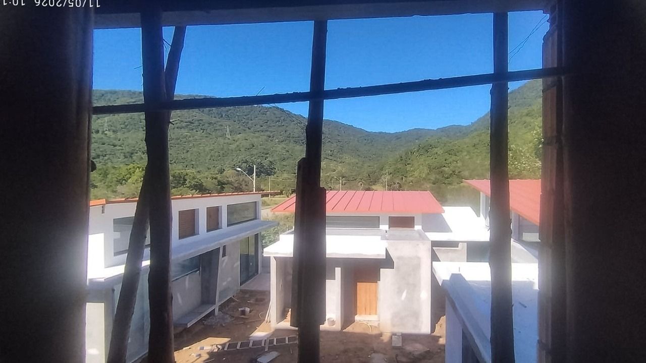 Casa com 117m², 4 quartos (sendo 1 suíte), 2 garagens, no bairro Ribeirão da Ilha em Florianópolis
