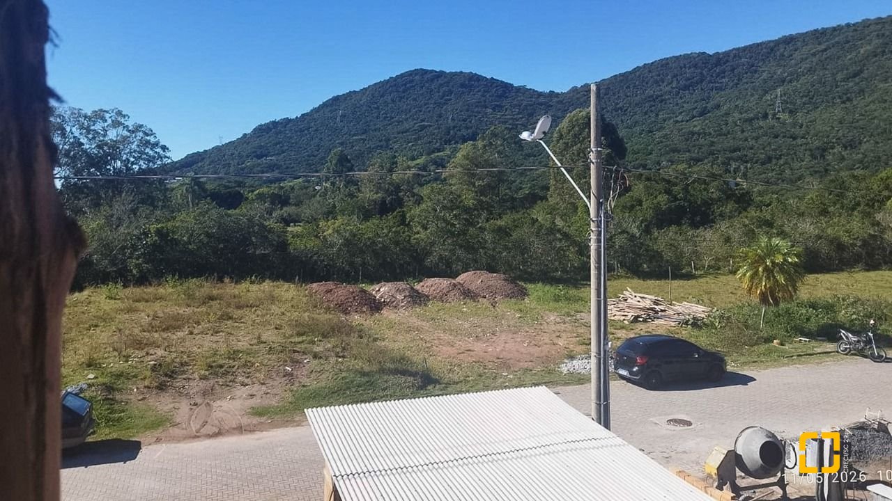 Casa com 117m², 4 quartos (sendo 1 suíte), 2 garagens, no bairro Ribeirão da Ilha em Florianópolis