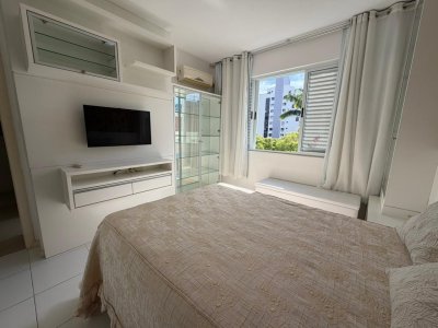 Apartamento com 218m², 6 quartos (sendo 2 suítes), 2 garagens, no bairro Centro em Florianópolis