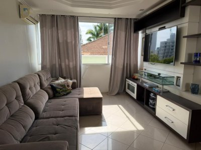 Apartamento com 218m², 6 quartos (sendo 2 suítes), 2 garagens, no bairro Centro em Florianópolis