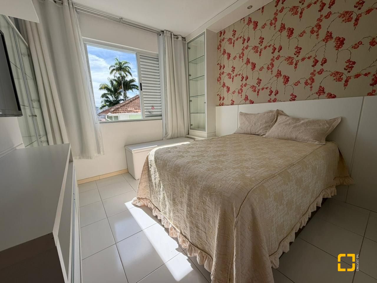 Apartamento com 218m², 6 quartos (sendo 2 suítes), 2 garagens, no bairro Centro em Florianópolis