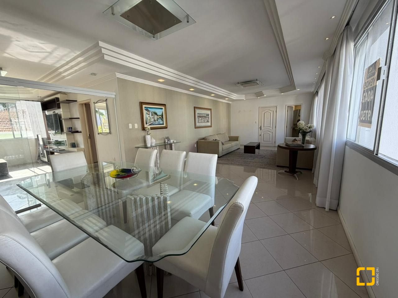 Apartamento com 218m², 6 quartos (sendo 2 suítes), 2 garagens, no bairro Centro em Florianópolis