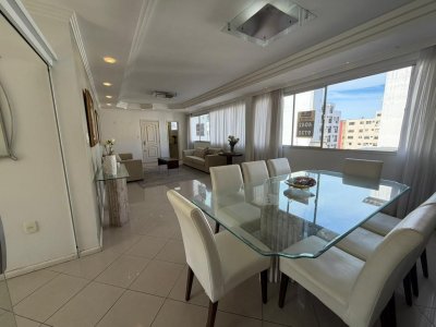 Apartamento com 218m², 6 quartos (sendo 2 suítes), 2 garagens, no bairro Centro em Florianópolis
