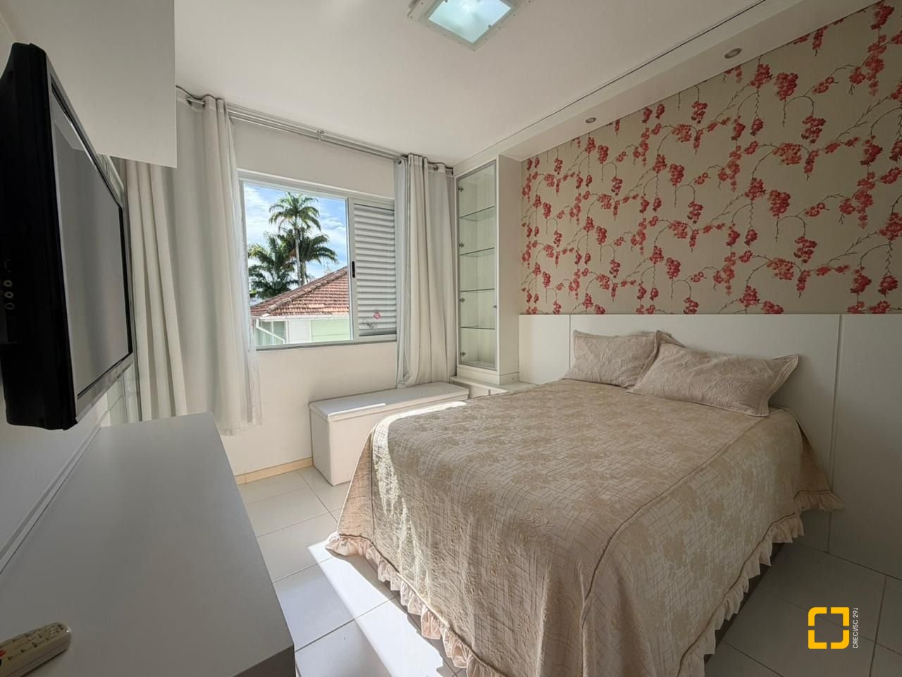 Apartamento com 218m², 6 quartos (sendo 2 suítes), 2 garagens, no bairro Centro em Florianópolis