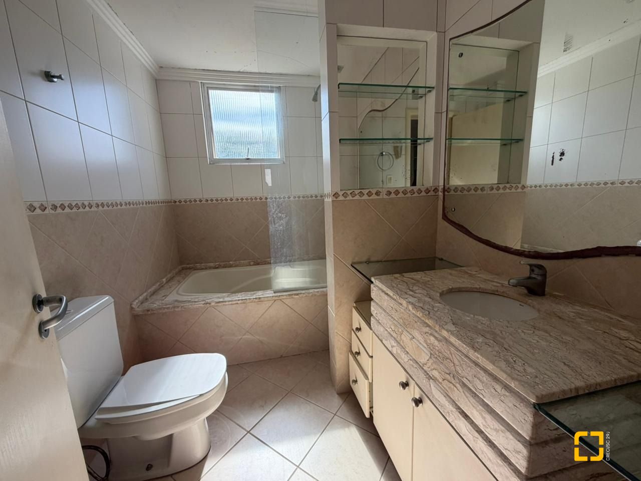 Apartamento com 218m², 6 quartos (sendo 2 suítes), 2 garagens, no bairro Centro em Florianópolis