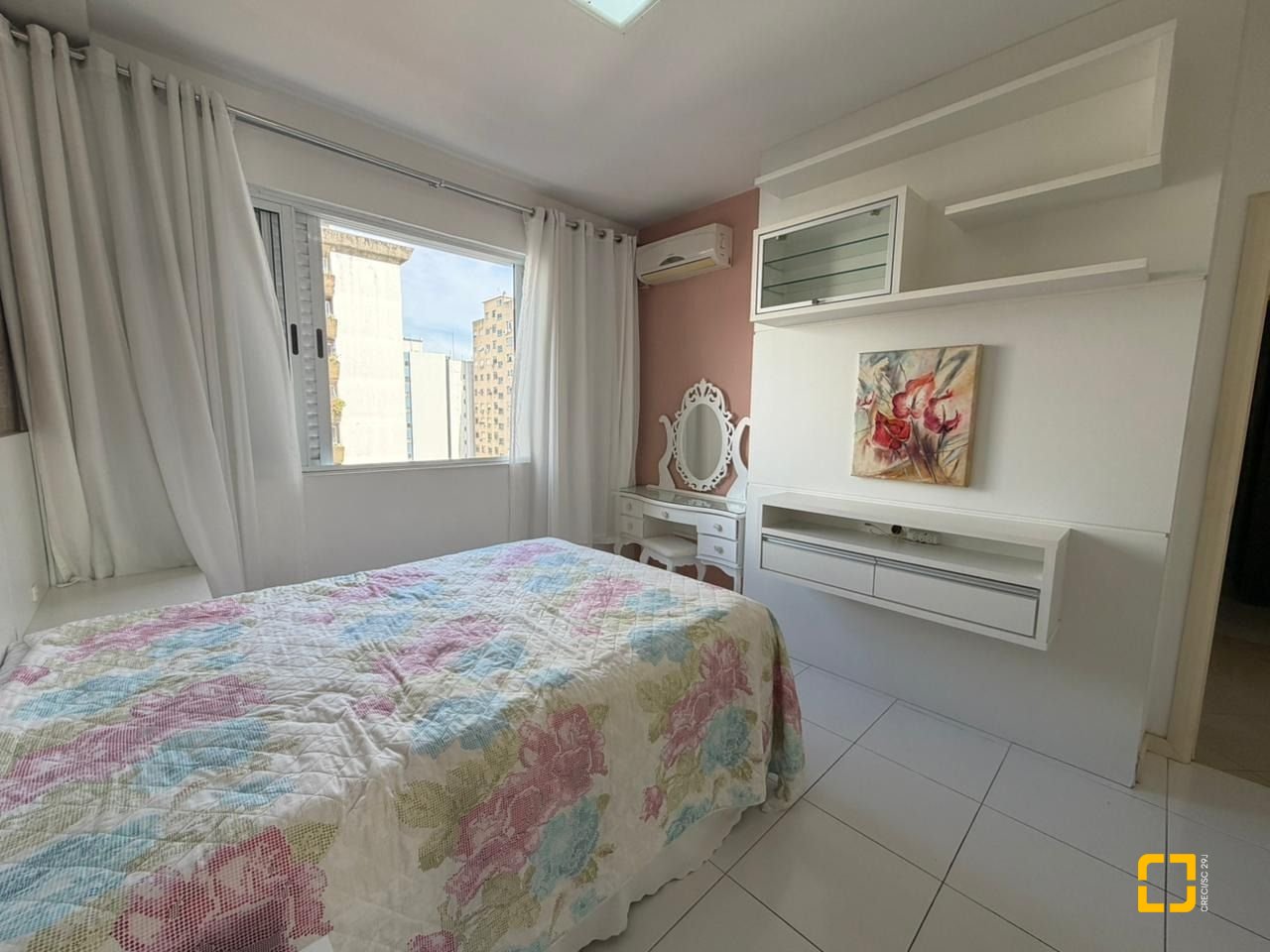 Apartamento com 218m², 6 quartos (sendo 2 suítes), 2 garagens, no bairro Centro em Florianópolis