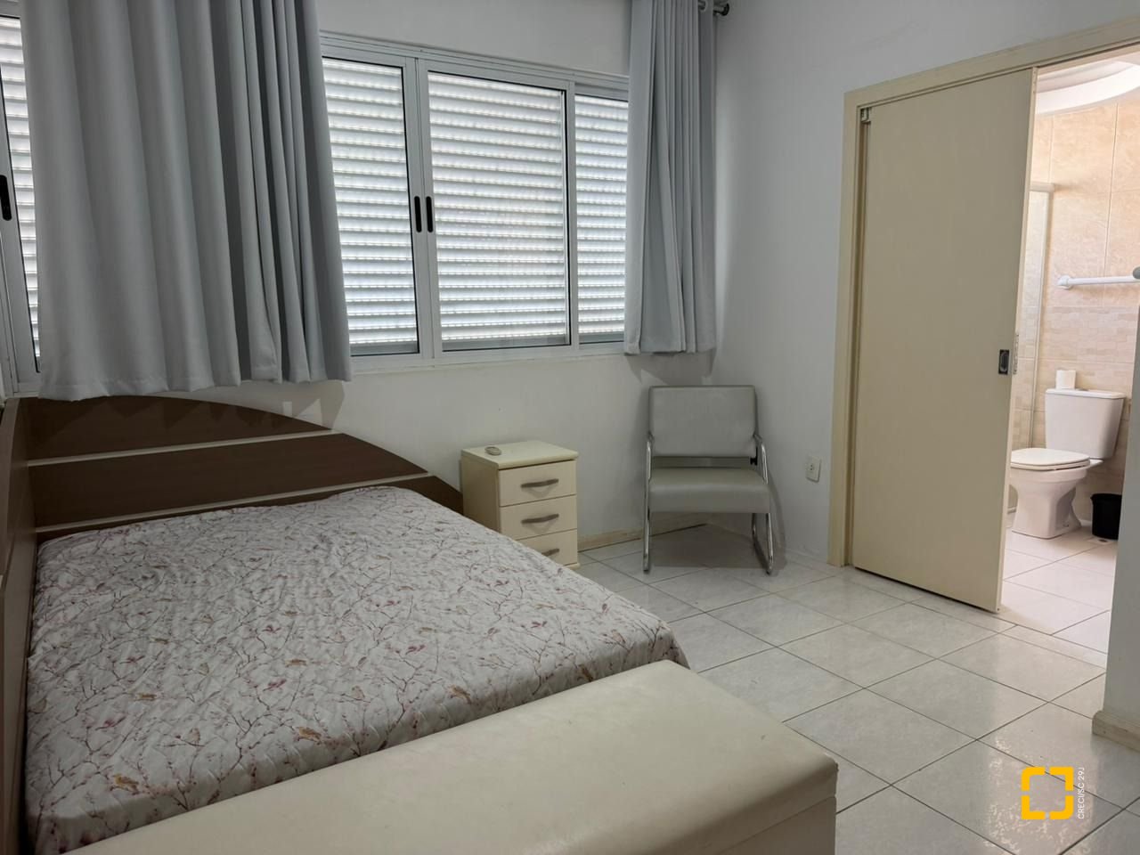 Apartamento com 218m², 6 quartos (sendo 2 suítes), 2 garagens, no bairro Centro em Florianópolis