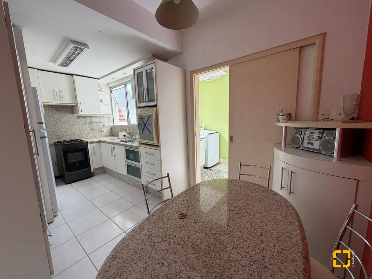 Apartamento com 218m², 6 quartos (sendo 2 suítes), 2 garagens, no bairro Centro em Florianópolis