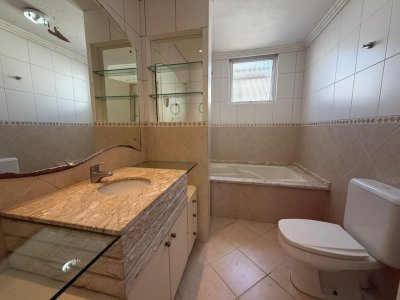 Apartamento com 218m², 6 quartos (sendo 2 suítes), 2 garagens, no bairro Centro em Florianópolis