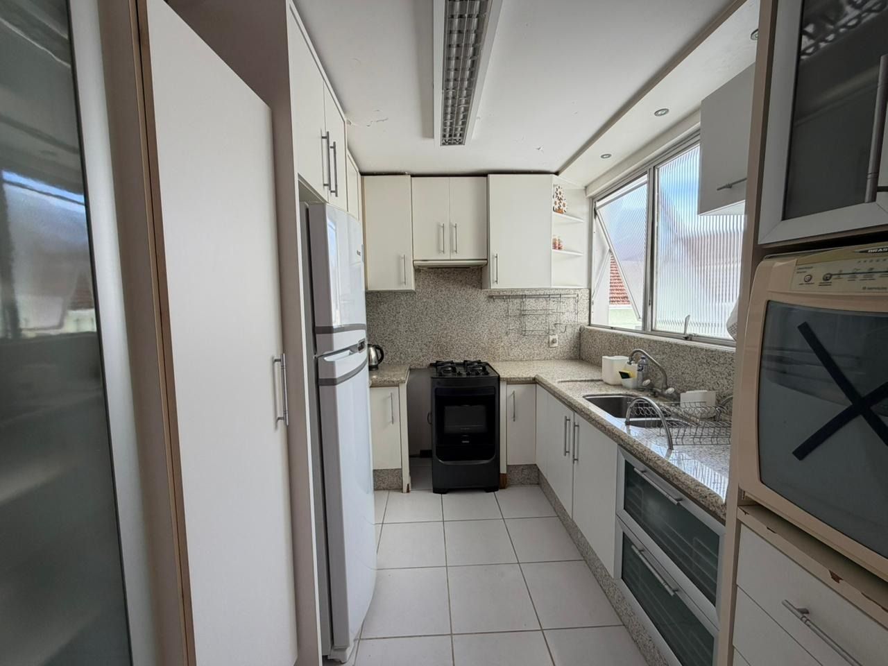 Apartamento com 218m², 6 quartos (sendo 2 suítes), 2 garagens, no bairro Centro em Florianópolis