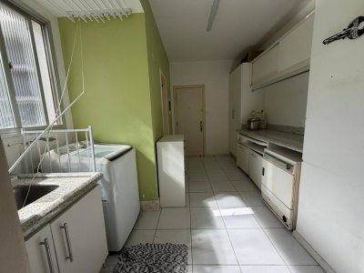Apartamento com 218m², 6 quartos (sendo 2 suítes), 2 garagens, no bairro Centro em Florianópolis