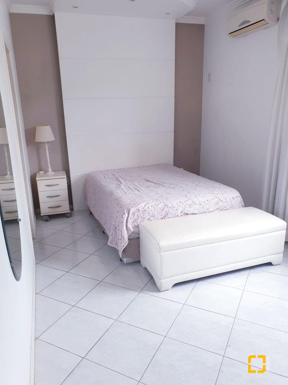 Apartamento com 218m², 6 quartos (sendo 2 suítes), 2 garagens, no bairro Centro em Florianópolis
