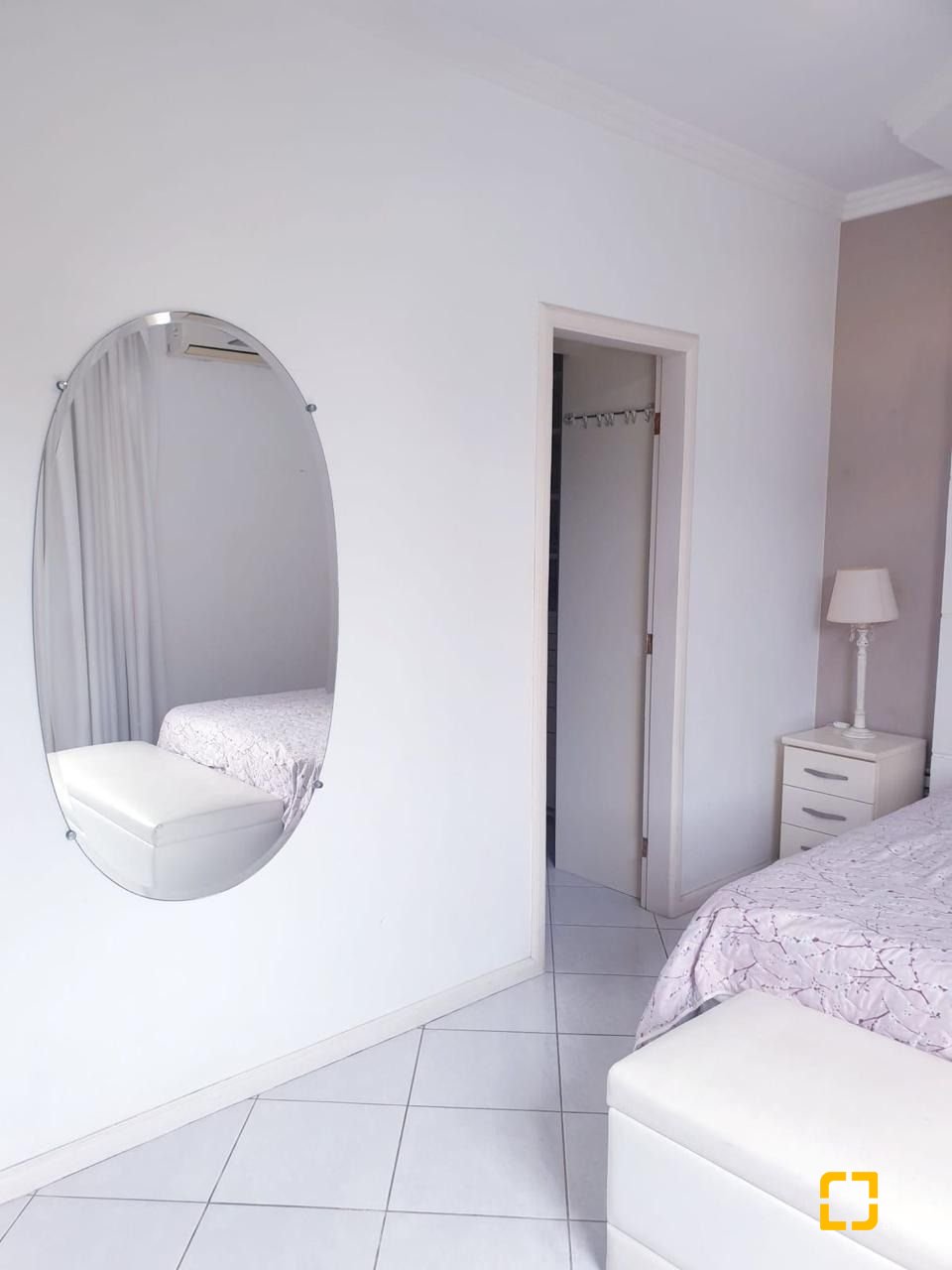 Apartamento com 218m², 6 quartos (sendo 2 suítes), 2 garagens, no bairro Centro em Florianópolis