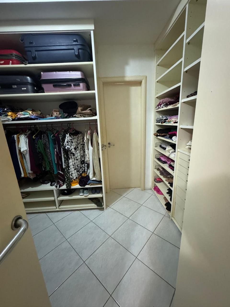 Apartamento com 218m², 6 quartos (sendo 2 suítes), 2 garagens, no bairro Centro em Florianópolis