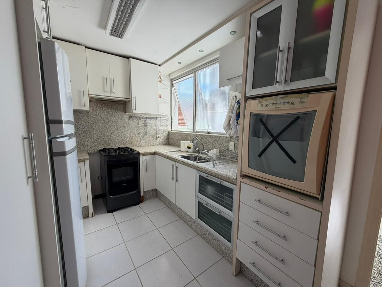 Apartamento com 218m², 6 quartos (sendo 2 suítes), 2 garagens, no bairro Centro em Florianópolis