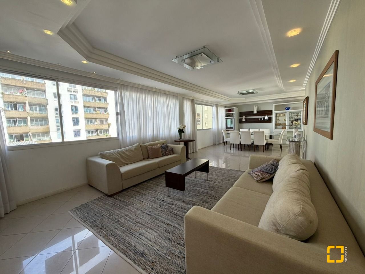 Apartamento com 218m², 6 quartos (sendo 2 suítes), 2 garagens, no bairro Centro em Florianópolis