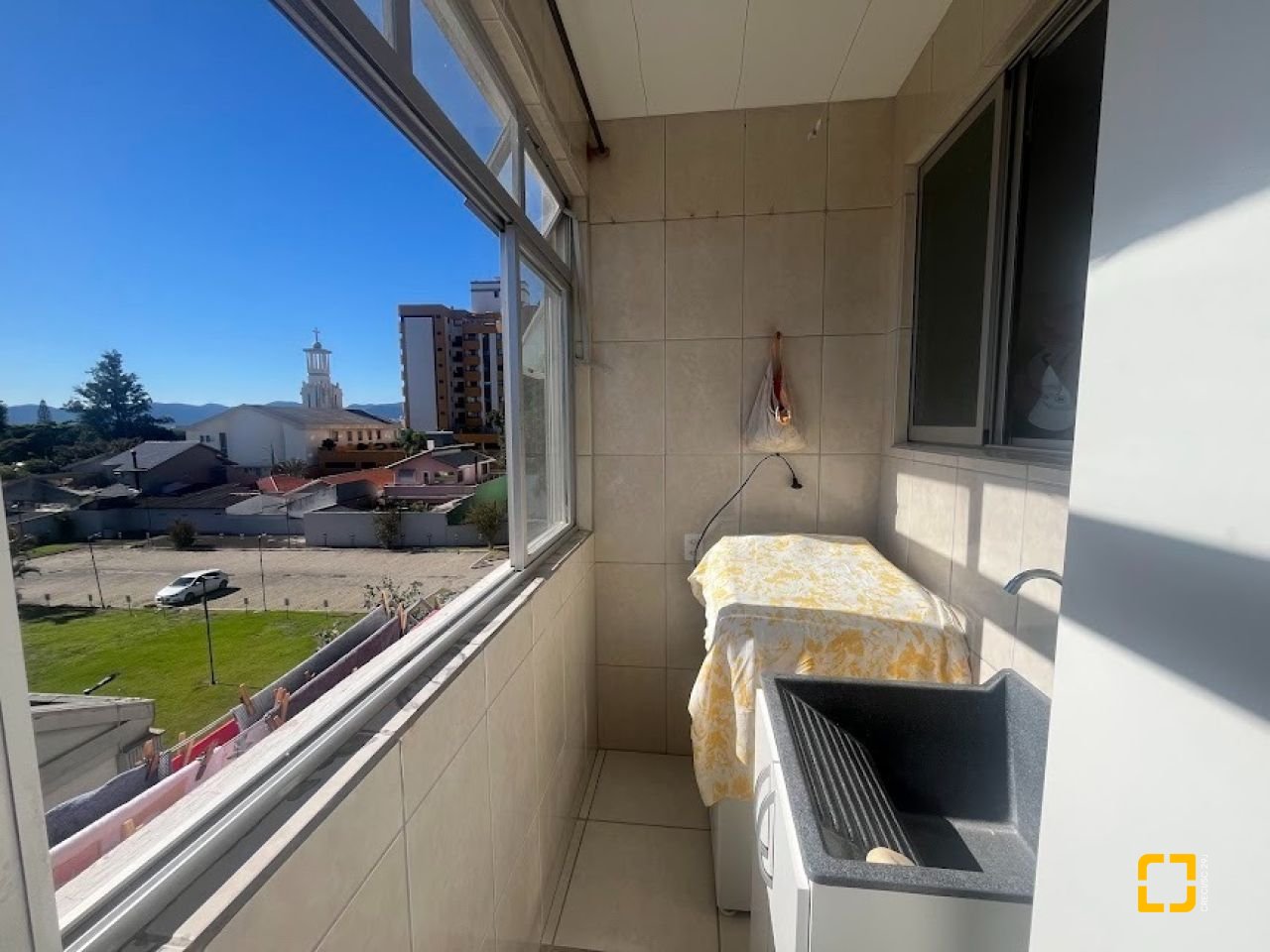 Apartamento com 81m², 5 quartos (sendo 2 suítes), 1 garagem, no bairro Balneário em Florianópolis