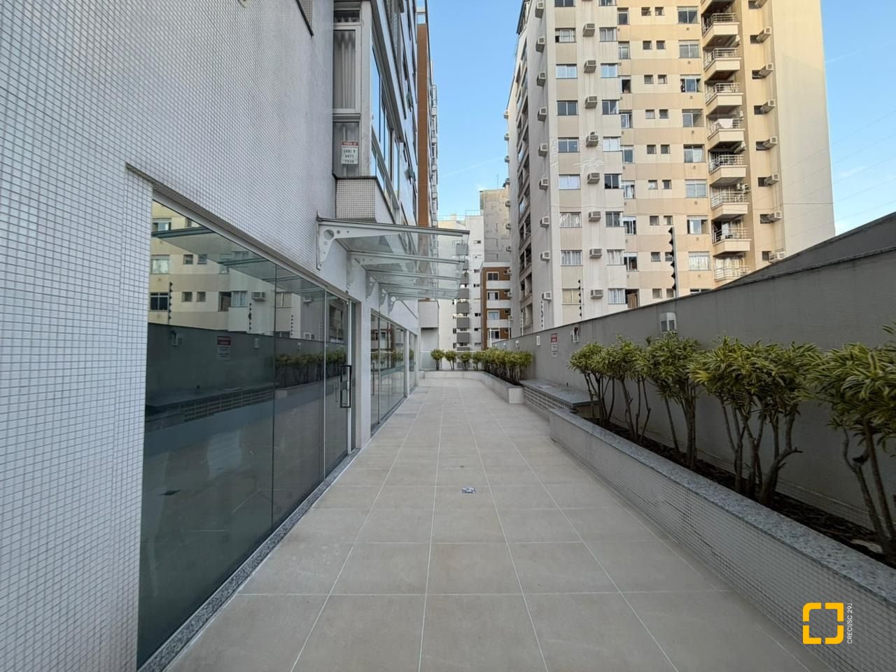 Apartamento com 68m², 3 quartos (sendo 1 suíte), 2 garagens, no bairro Centro em Florianópolis