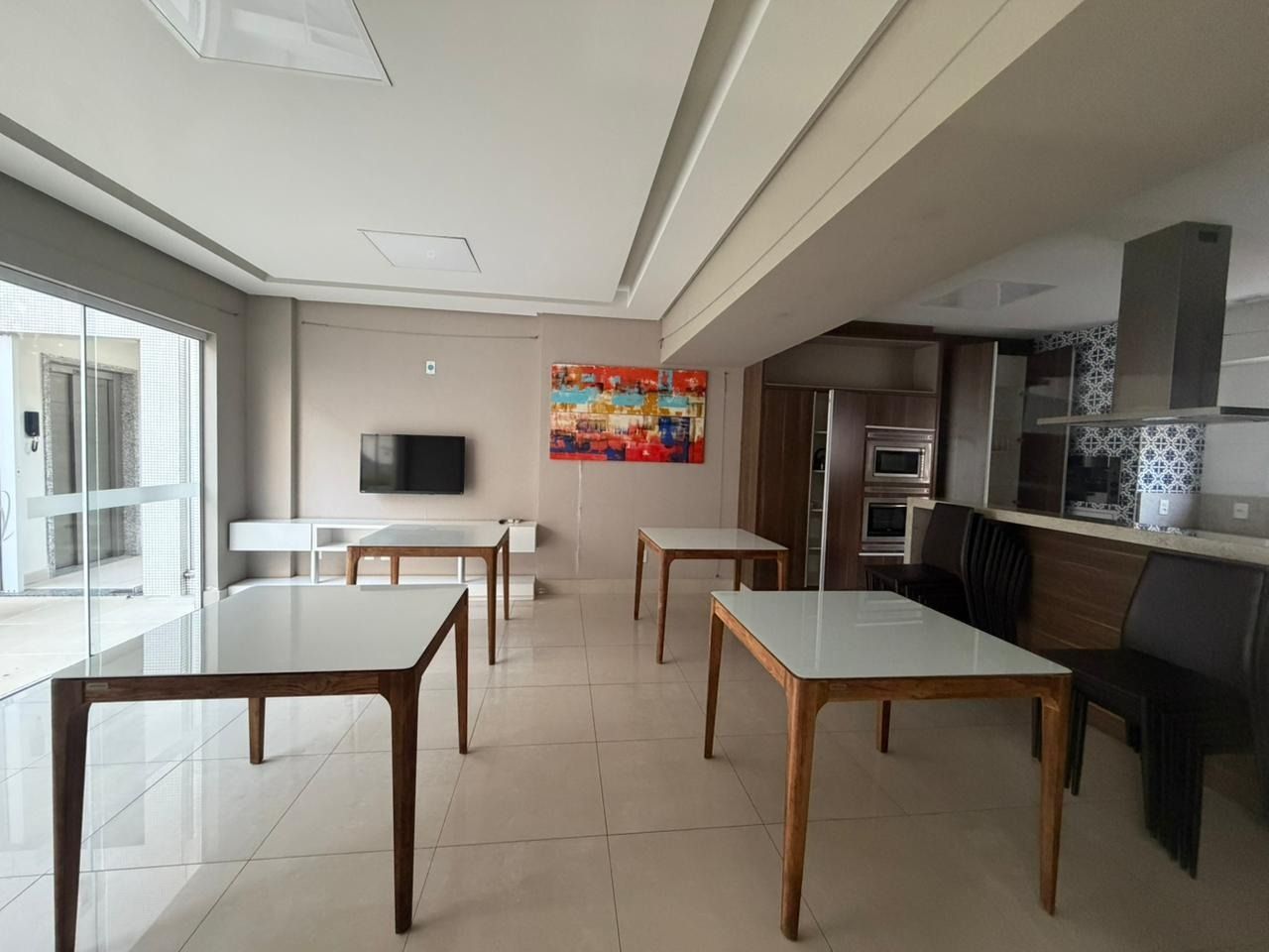 Apartamento com 68m², 3 quartos (sendo 1 suíte), 2 garagens, no bairro Centro em Florianópolis