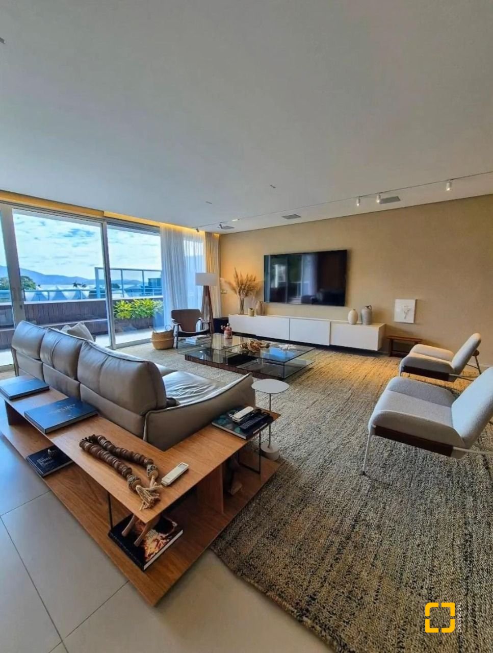 Cobertura com 297m², 3 quartos (sendo 3 suítes), 2 garagens, no bairro Jurerê Internacional em Florianópolis